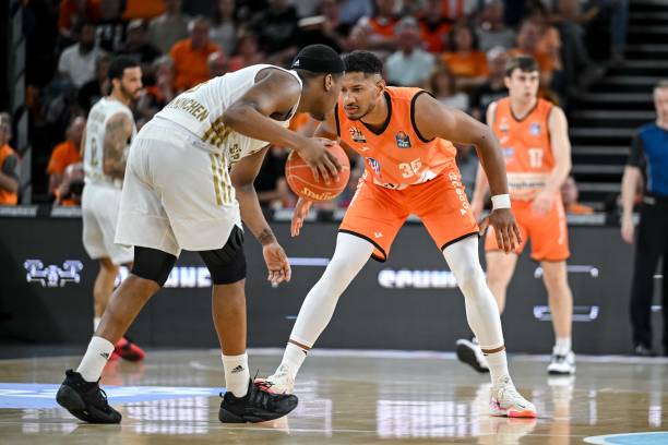 巴萨挺身而 巴萨挺身而